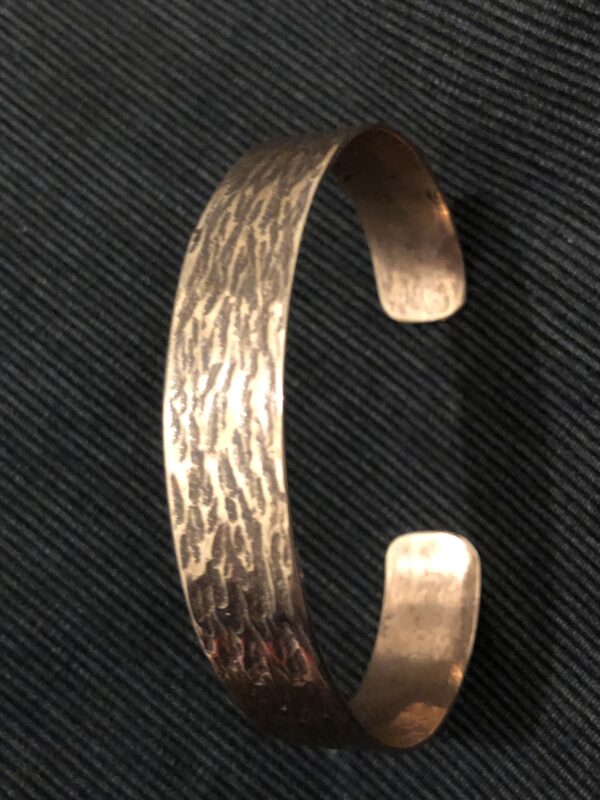 Bronze-Armreif "Baumrinde"