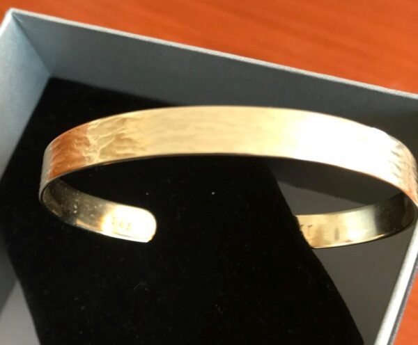 Gold-Armreif (585er) "Baumrinde" schmal – Bild 5