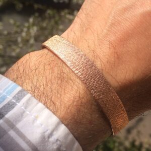 offener Armreif aus Kupfer, von Hand geschmiedet, Glitzer Design, 1 cm breit