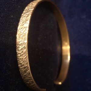 offener Armreif aus Kupfer, von Hand geschmiedet, Muster Nippur, Mainsilberwerk