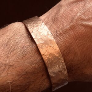 offener Armreif aus Kupfer, von Hand geschmiedet, 1,2 cm breit, Rustikales Design