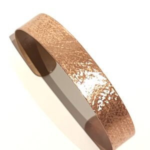 offener Armreif aus Kupfer, von Hand geschmiedet, mit changierend geschliffenem Muster