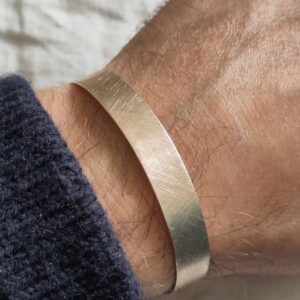 Armreif aus Bronze eismatt geschliffen, handgeschmiedet