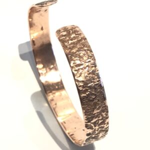 offener Armreif aus Kupfer, handgeschmiedet, Meteorit-Muster, 1 cm breit