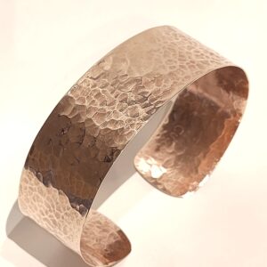 Bronze Armreif, handgeschmiedet, im Rundhammer-Design, custom-made