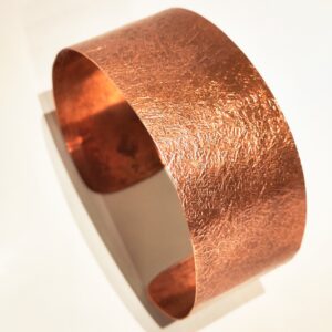 offener Armreif aus Kupfer, von Hand geschmiedet, Sternenstaub Muster, 2,5 cm breit