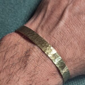 offener Armreif aus Messing, von Hand handgeschmiedet, Rundhammer-Design