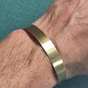 Armreif aus Messing, von Hand geschmiedet, Seidenmatt-Design