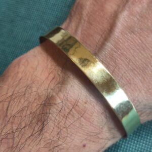 offener Armreif aus Messing, von Hand handgeschmiedet, Hochglanz-Design