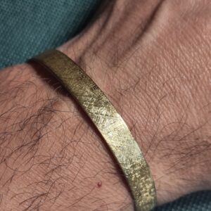 offener Armreif aus Messing, von Hand geschmiedet, Changierendes-Muster