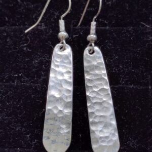 Ohrhänger (Ohrringe) aus Feinsilber im Rundhammer-Design in Tropfenform